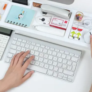 ชั้นวางของหน้าคอมสีขาว